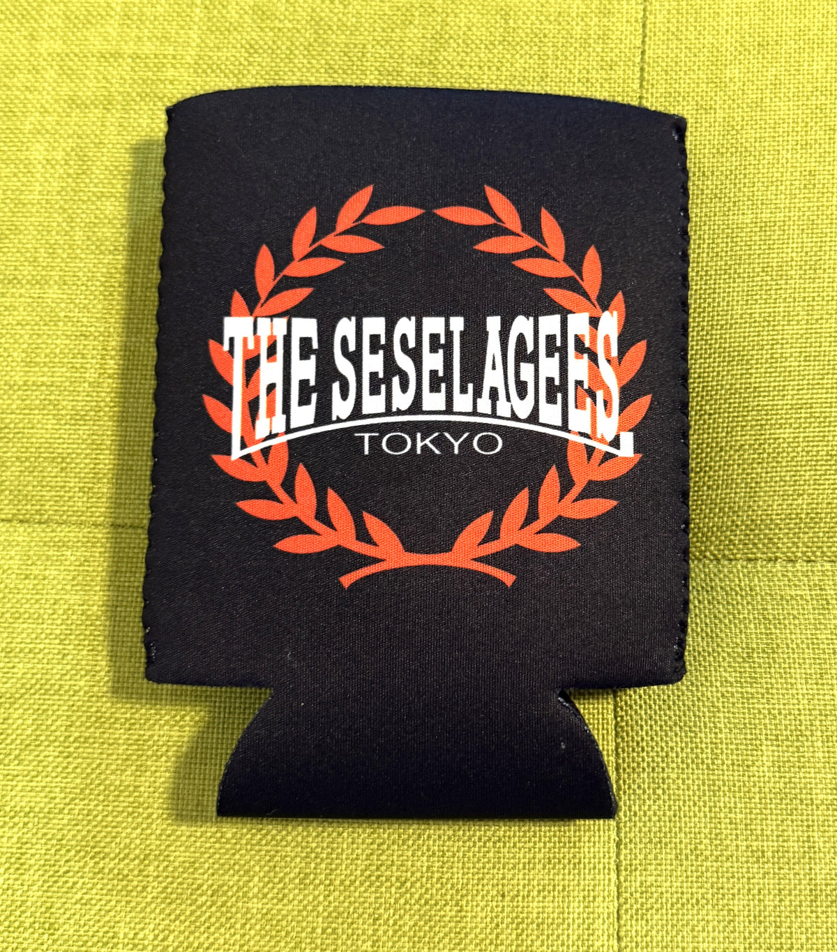 NEW【クージー】缶・ボトルカバー 全面ロゴ黒