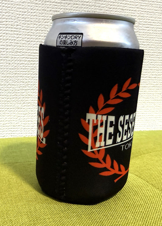 NEW【クージー】缶・ボトルカバー 全面ロゴ黒