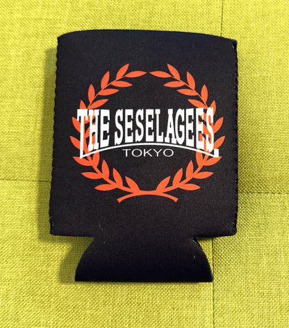 NEW【クージー】缶・ボトルカバー 全面ロゴ黒