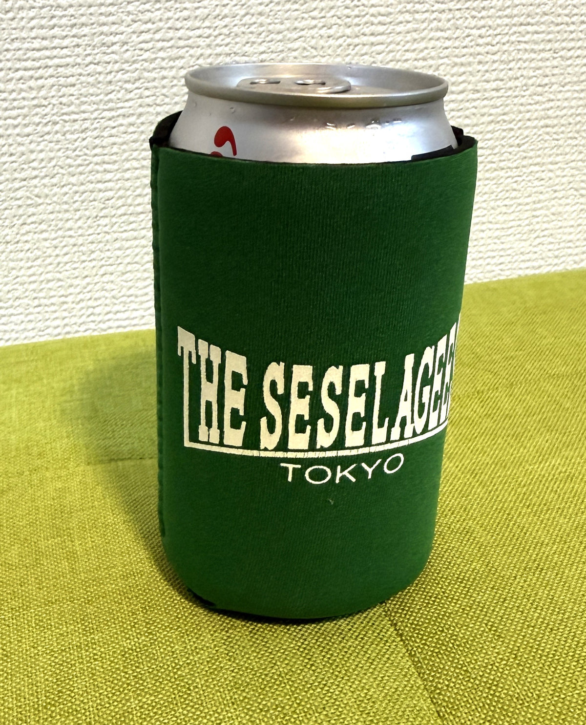 NEW【クージー】缶・ボトルカバー ロゴ緑