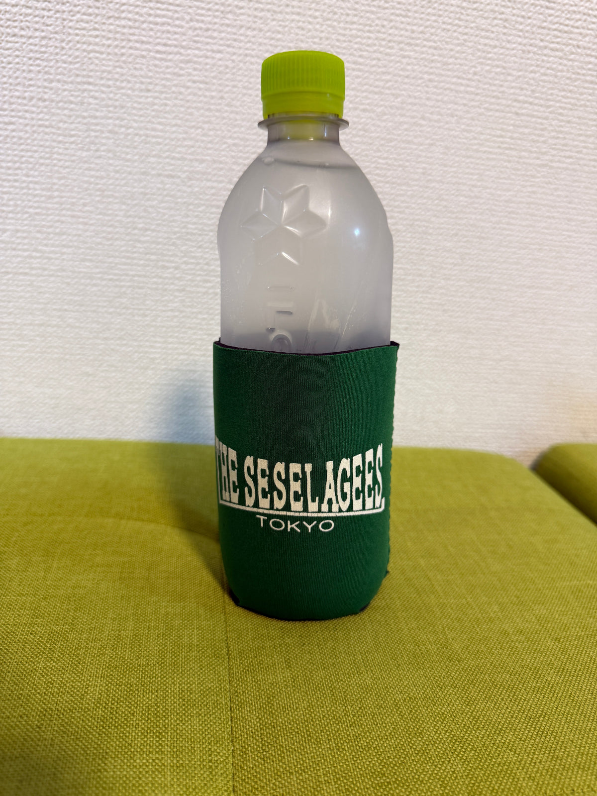 NEW【クージー】缶・ボトルカバー ロゴ緑